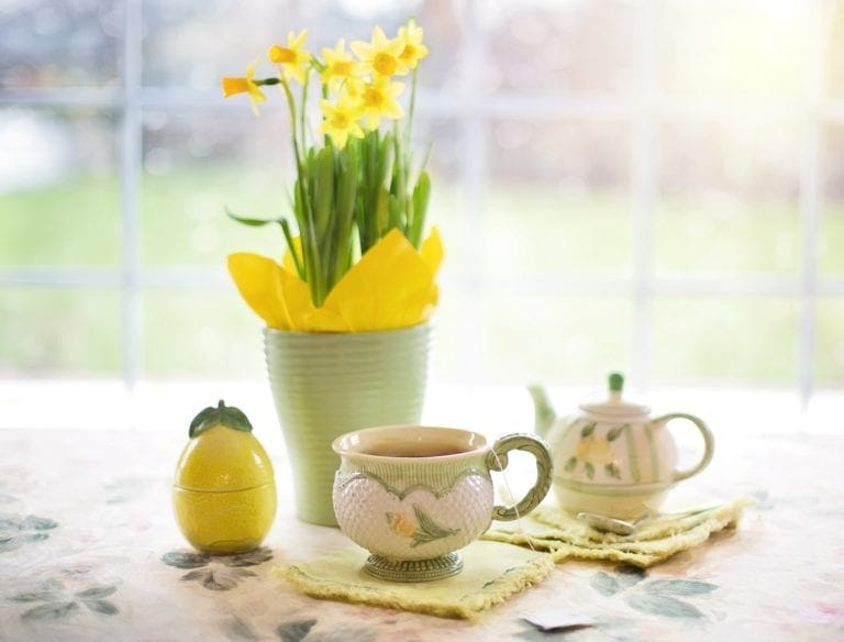 Tea pot, tea cups & daffodils