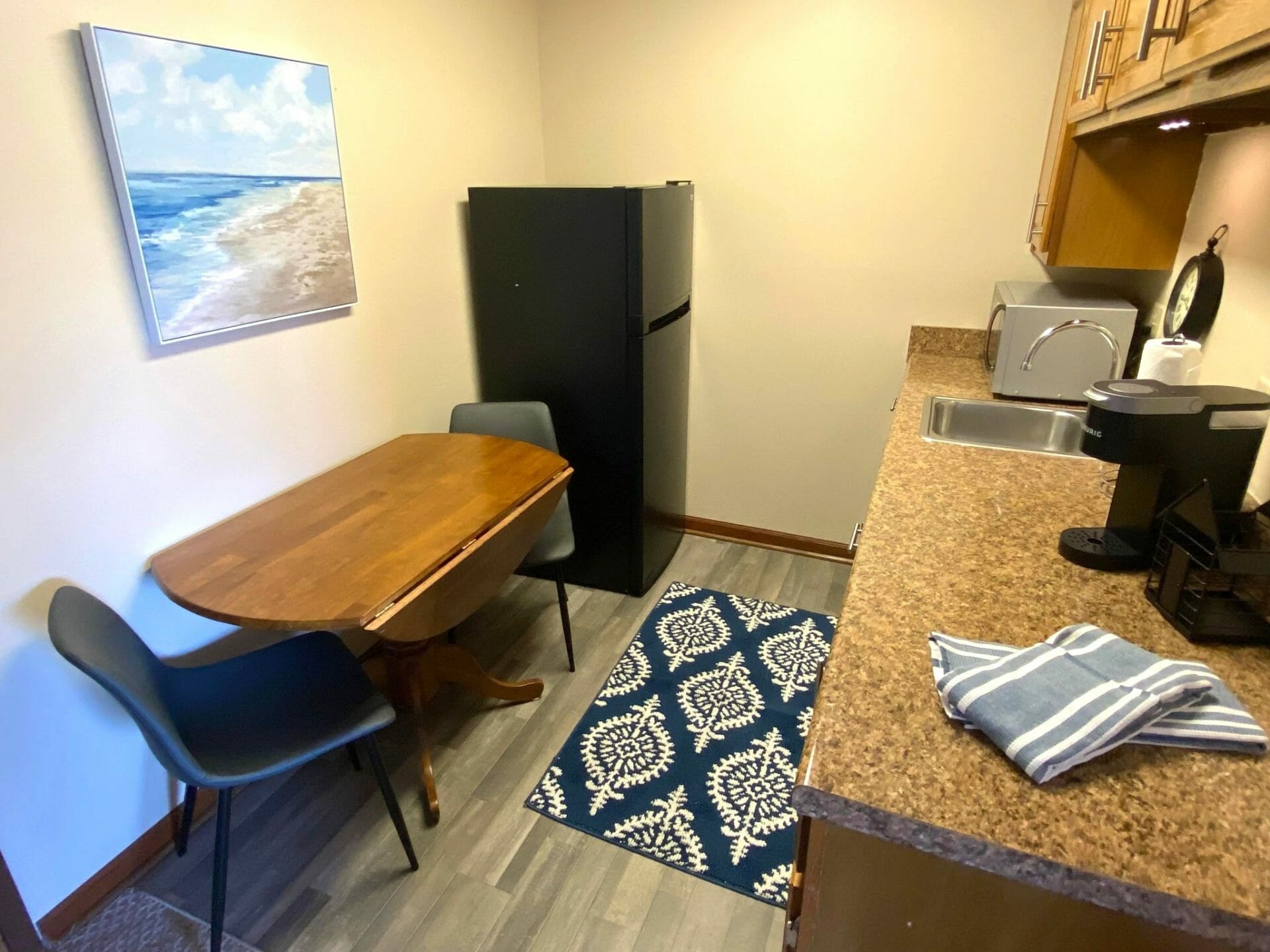<span  class="uc_style_uc_tiles_grid_image_elementor_uc_items_attribute_title" style="color:#000000;">An apartment kitchenette at American Village. </span>