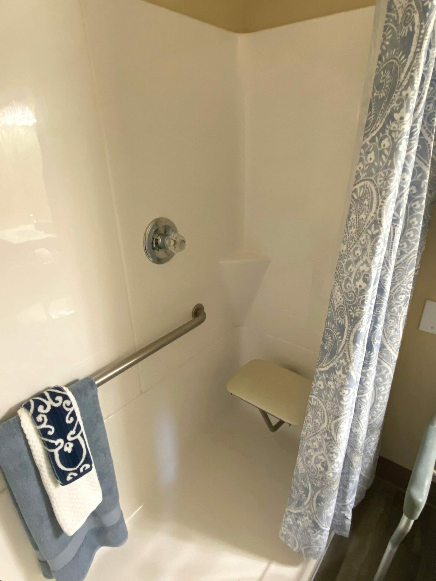 <span  class="uc_style_uc_tiles_grid_image_elementor_uc_items_attribute_title" style="color:#000000;">Shower in the American Village Lincoln Lodge. </span>