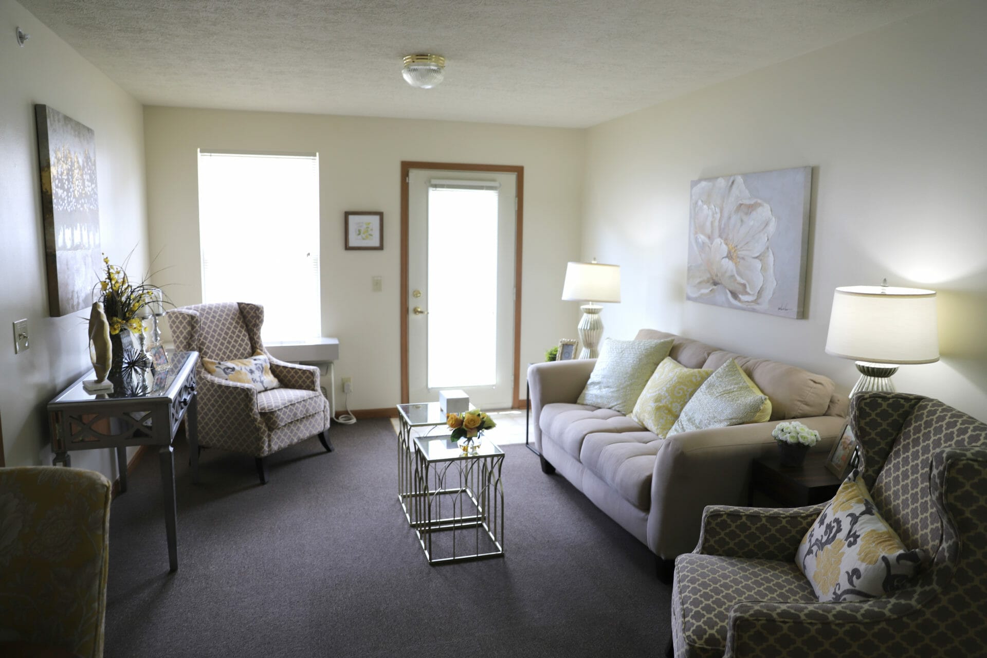 <span  class="uc_style_uc_tiles_grid_image_elementor_uc_items_attribute_title" style="color:#000000;">Living room in an apartment at Meadow Lakes Assisted Living Apartments. </span>