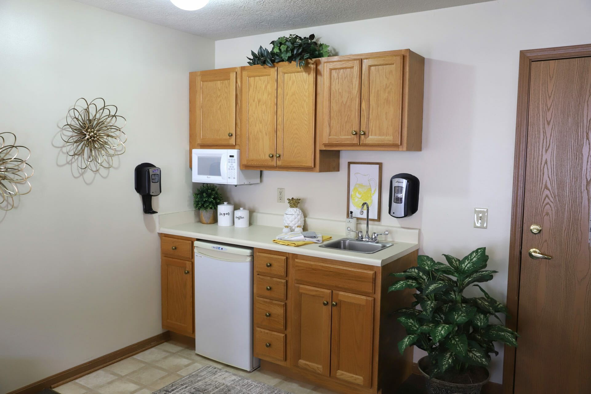<span  class="uc_style_uc_tiles_grid_image_elementor_uc_items_attribute_title" style="color:#000000;">A kitchenette with a compact dishwasher, sink, and microwave. </span>
