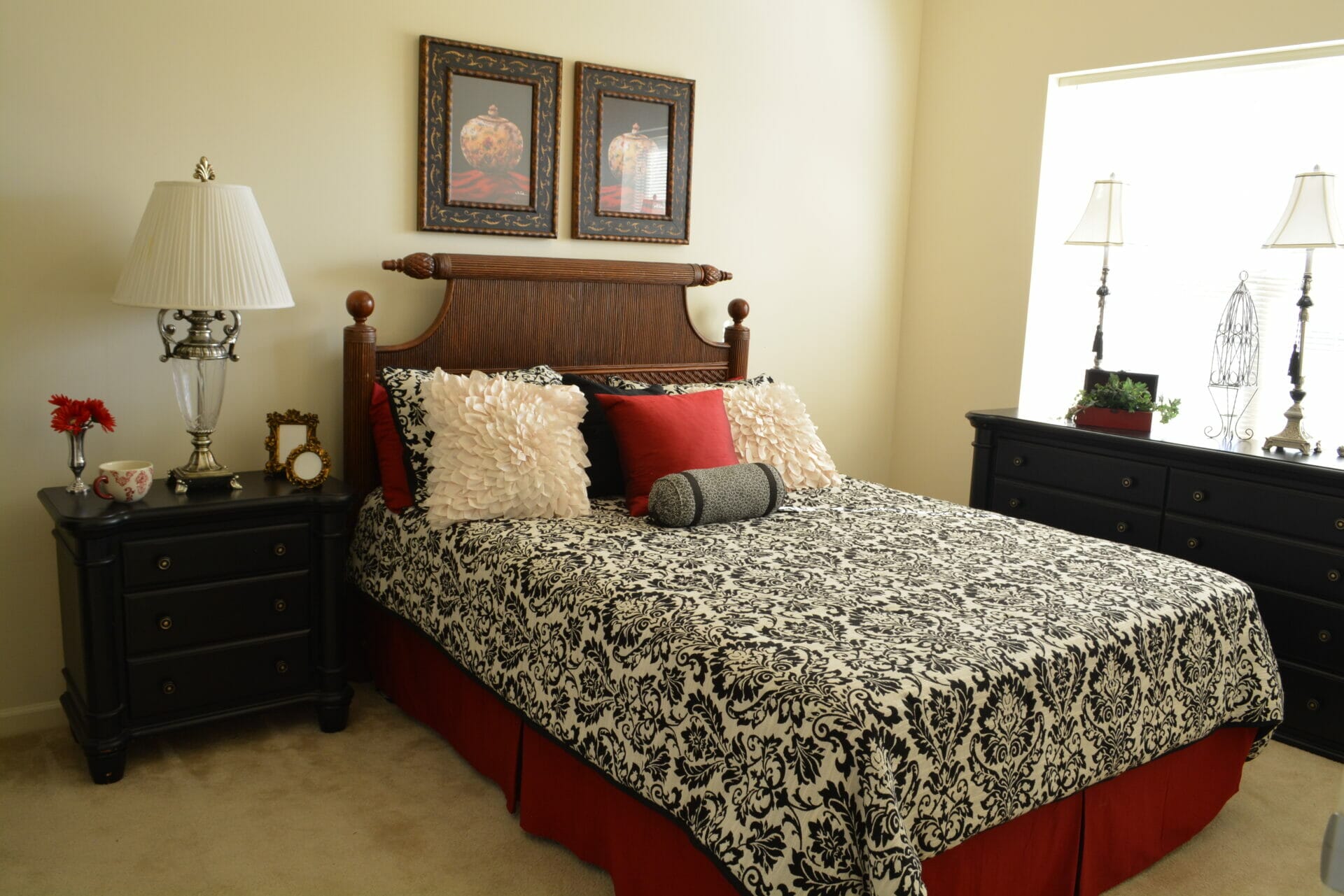 <span  class="uc_style_uc_tiles_grid_image_elementor_uc_items_attribute_title" style="color:#000000;">Allisonville Meadows Assisted Living model bedroom. </span>