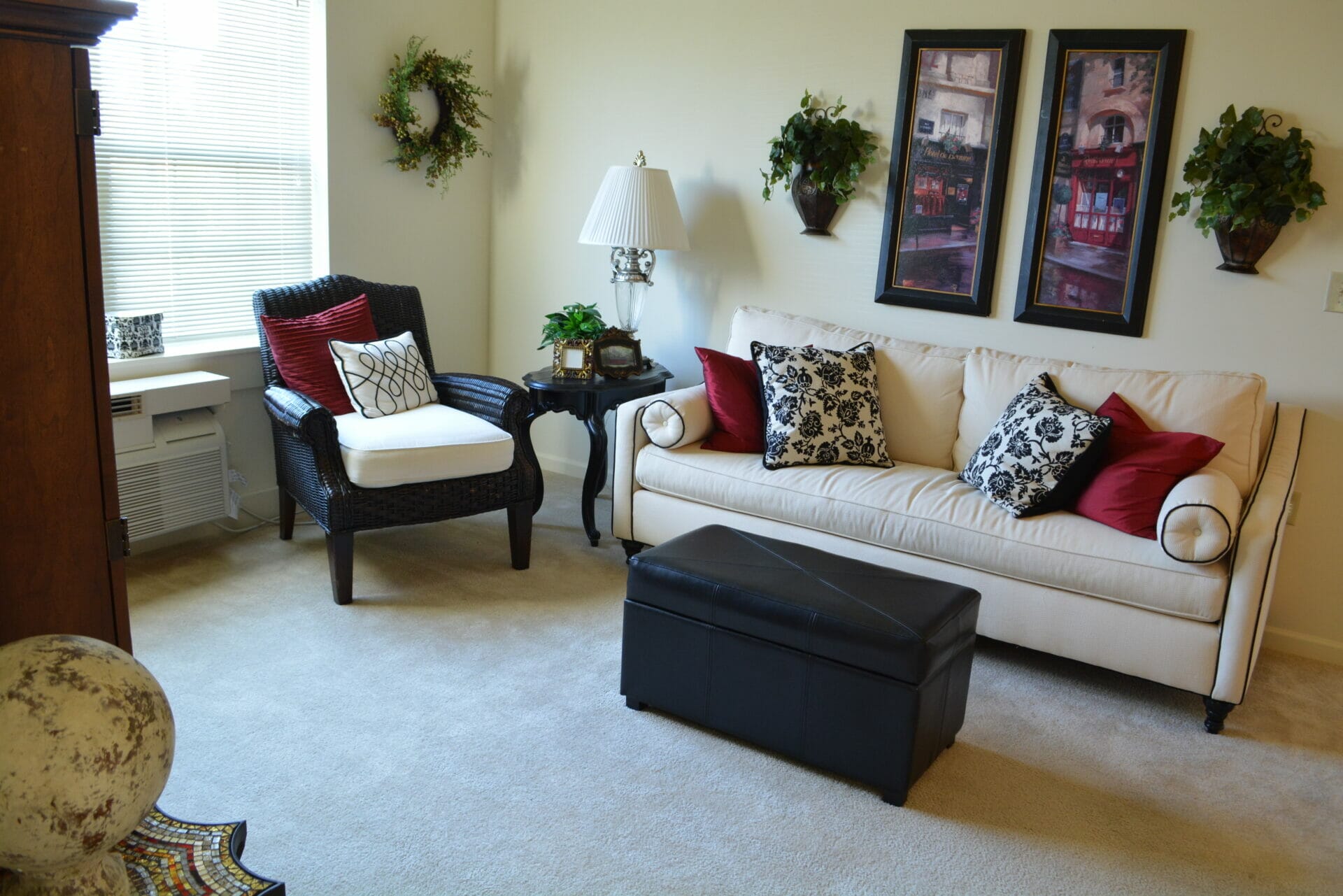 <span  class="uc_style_uc_tiles_grid_image_elementor_uc_items_attribute_title" style="color:#000000;">Allisonville Meadows Assisted Living living room.</span>