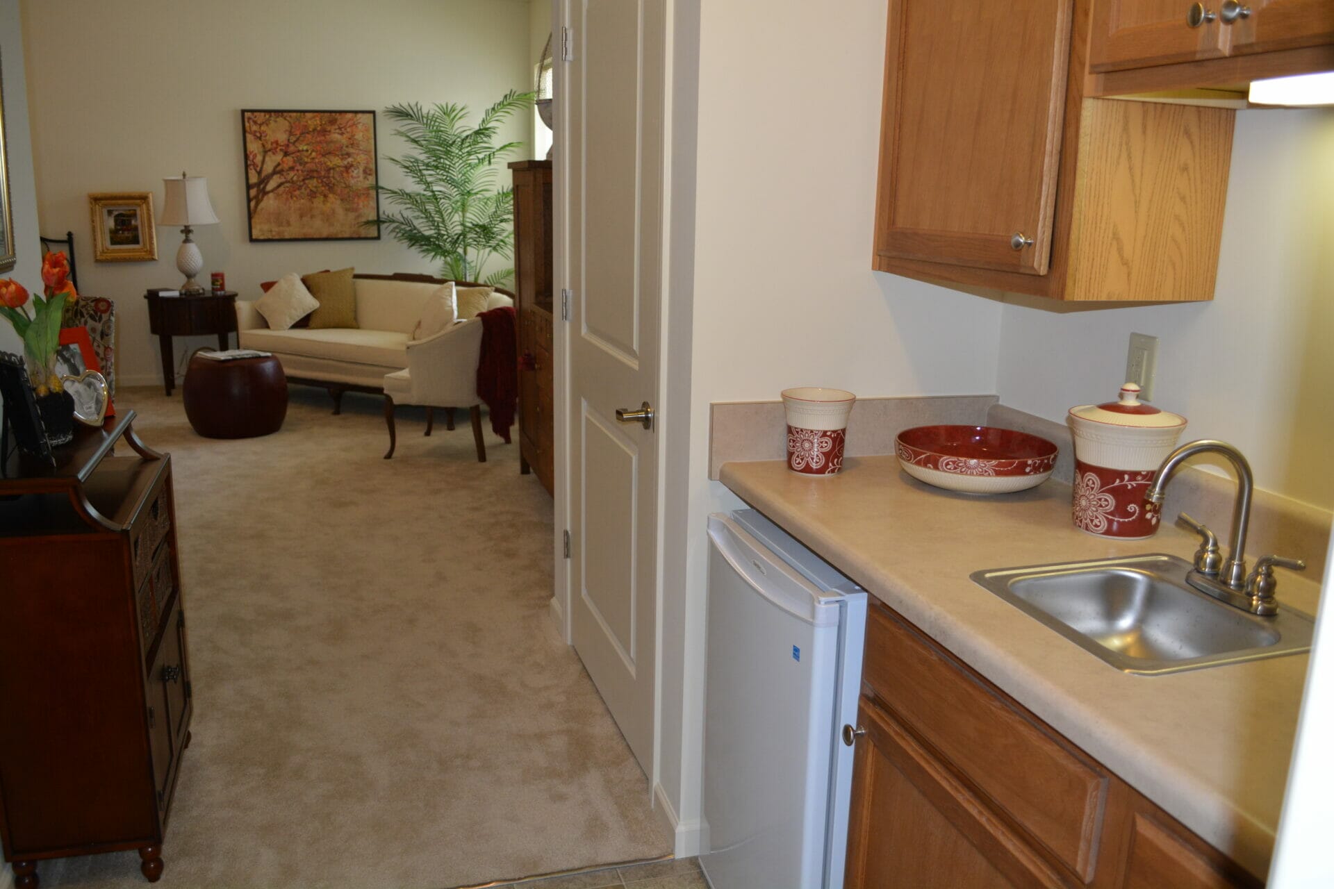 <span  class="uc_style_uc_tiles_grid_image_elementor_uc_items_attribute_title" style="color:#000000;">Allisonville Meadows Assisted Living apartment view of the living room from kitchenette. </span>
