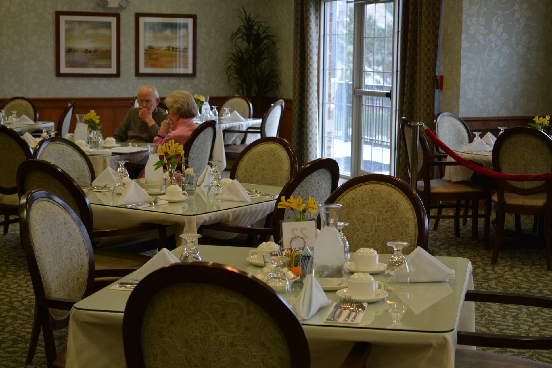 <span  class="uc_style_uc_tiles_grid_image_elementor_uc_items_attribute_title" style="color:#000000;">Allisonville Meadows Assisted Living dining room.</span>