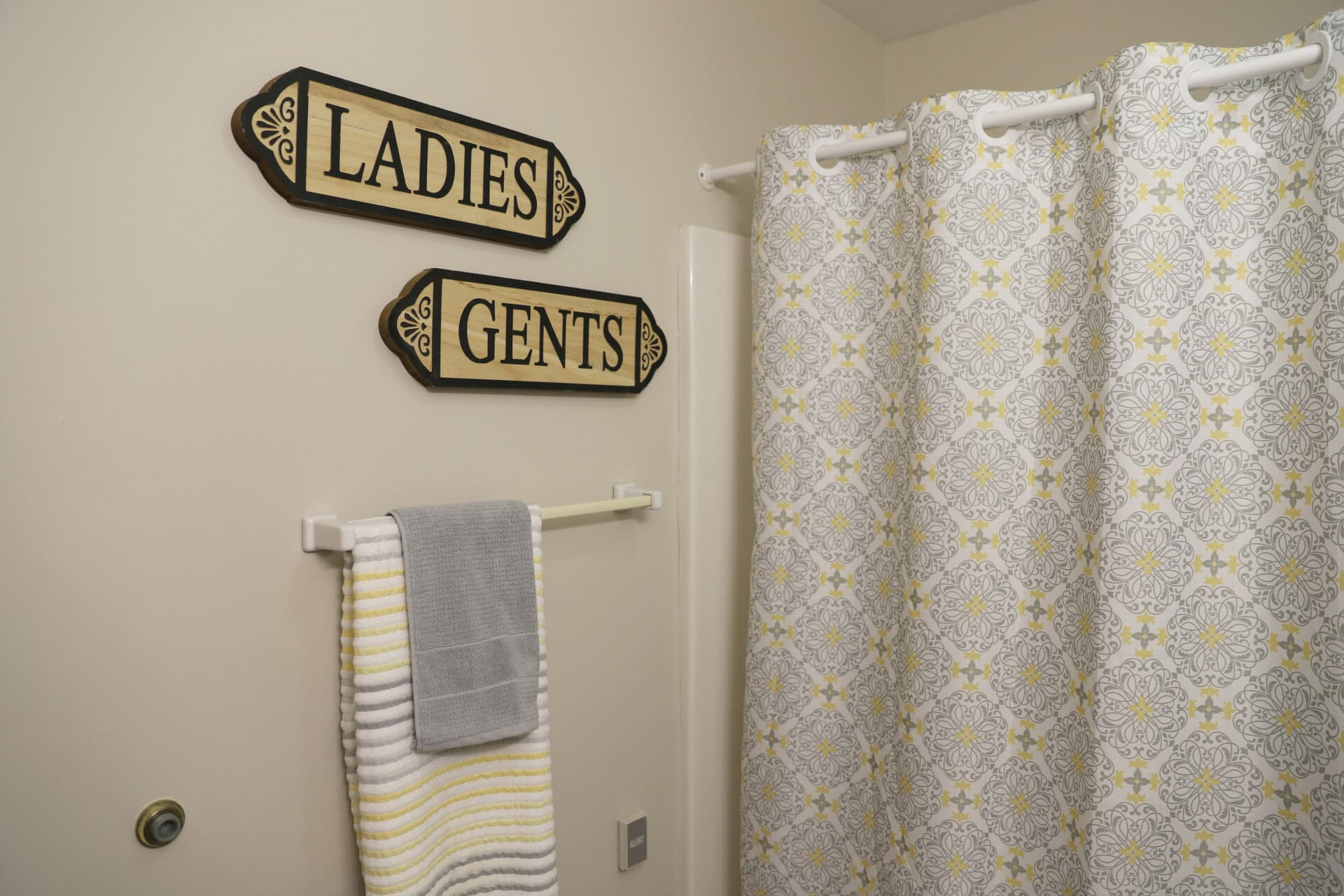<span  class="uc_style_uc_tiles_grid_image_elementor_uc_items_attribute_title" style="color:#000000;">Signage in the bathroom at Rosegate Garden Homes.</span>
