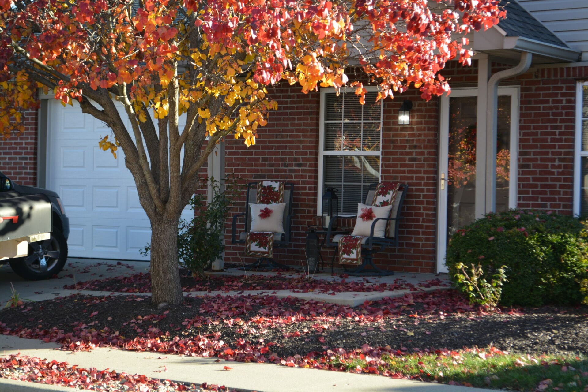 <span  class="uc_style_uc_tiles_grid_image_elementor_uc_items_attribute_title" style="color:#000000;">Rosegate Assisted Living Garden Home porch with two chairs during the fall</span>
