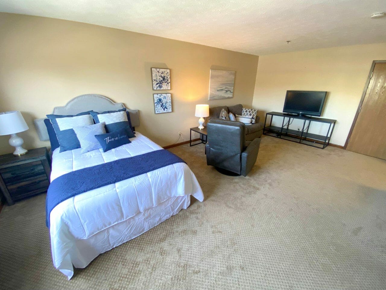 <span  class="uc_style_uc_tiles_grid_image_elementor_uc_items_attribute_title" style="color:#000000;">American Village respite care bedroom interior.</span>
