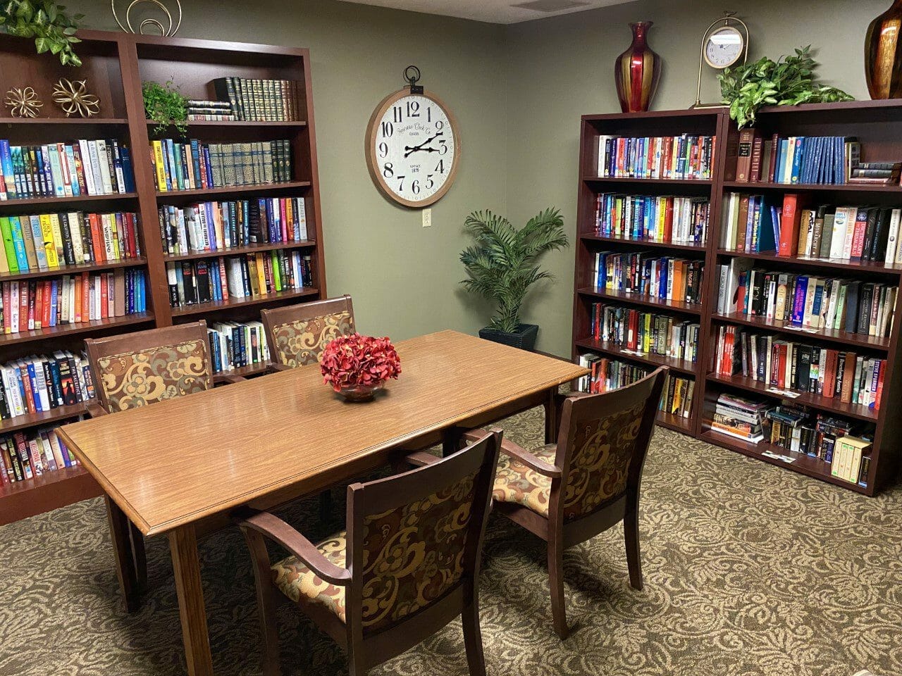 <span  class="uc_style_uc_tiles_grid_image_elementor_uc_items_attribute_title" style="color:#000000;">American Village Assisted Living library interior </span>