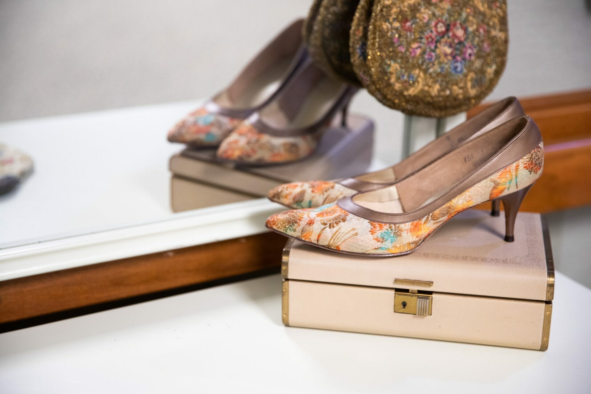 <span  class="uc_style_uc_tiles_grid_image_elementor_uc_items_attribute_title" style="color:#000000;">Allisonville Meadows Assisted Living memory care display with a pair of stiletto shoes with floral design on a pink jewelry box. </span>