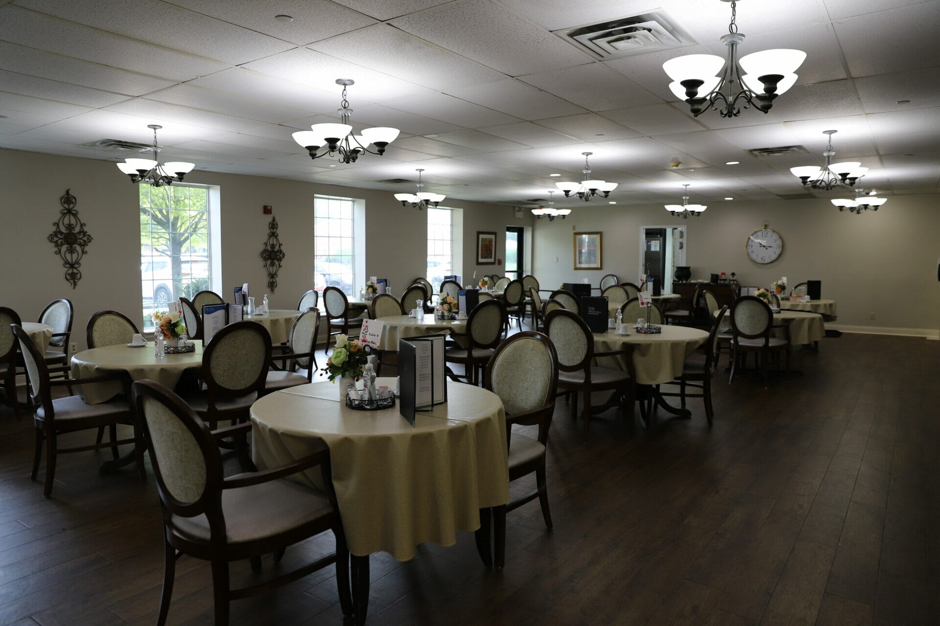 <span  class="uc_style_uc_tiles_grid_image_elementor_uc_items_attribute_title" style="color:#000000;">RW AL DiningRoom IMG 2642</span>